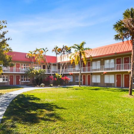 Vero Beach Inn & Suites Vero Beach I-95 (Adults Only) מראה חיצוני תמונה