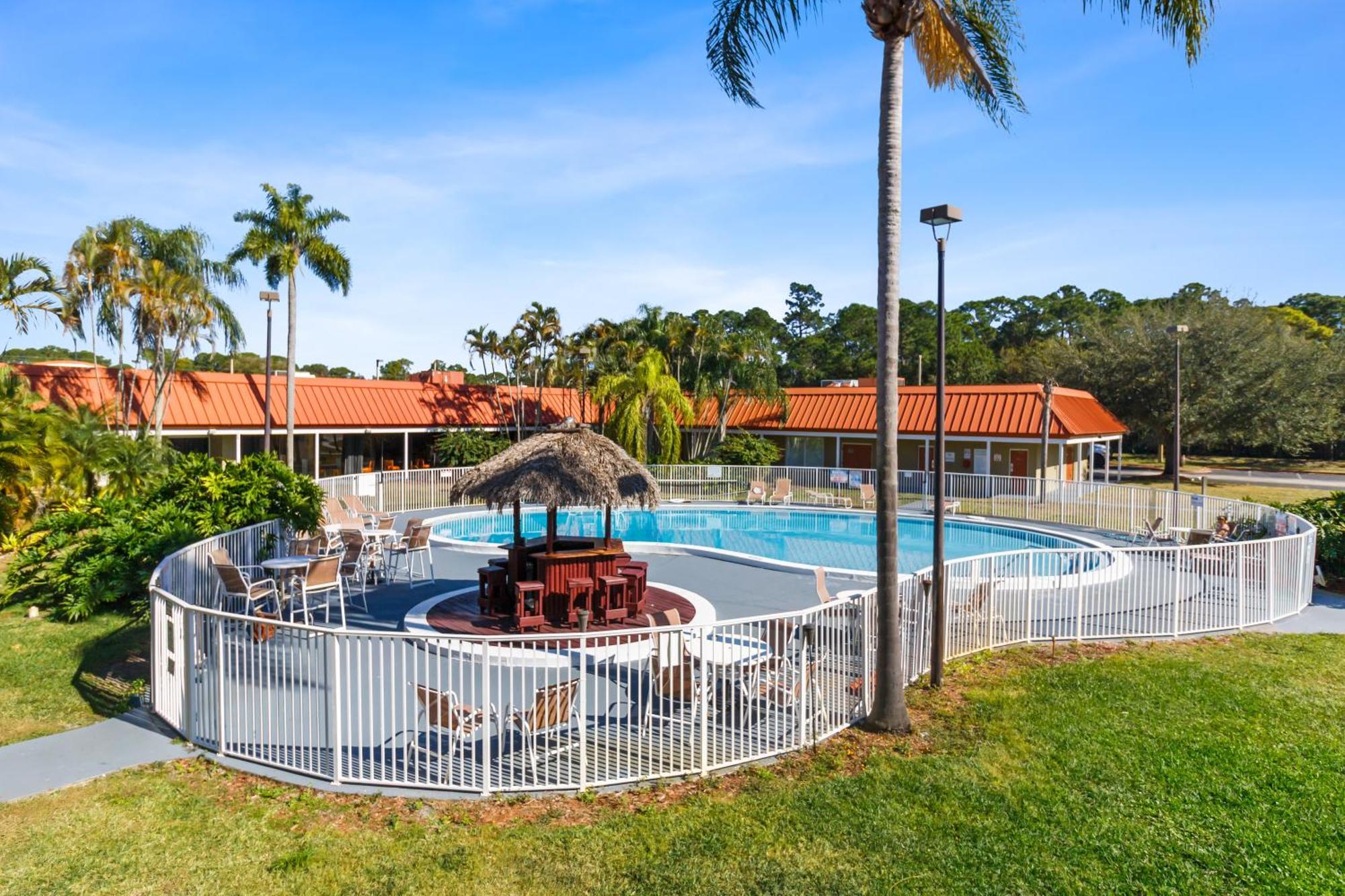 Vero Beach Inn & Suites Vero Beach I-95 (Adults Only) מראה חיצוני תמונה